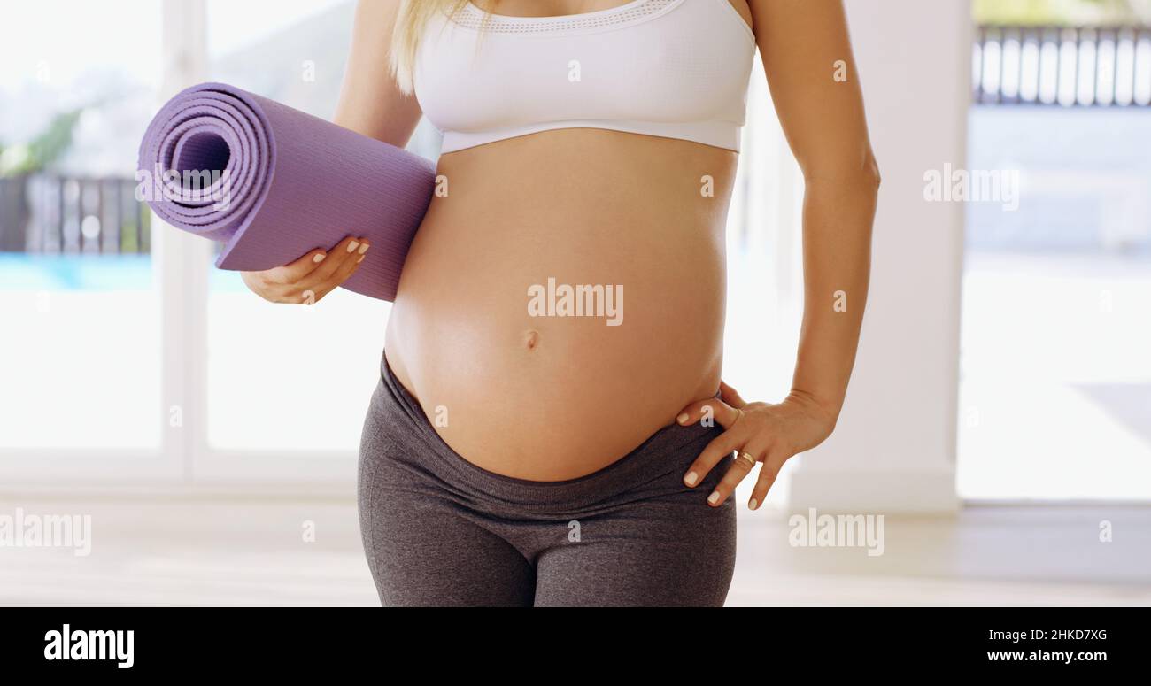 Prendere yoga con il bambino in rimorchio Foto Stock