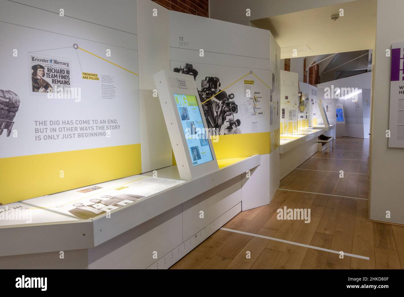 Vista generale delle esposizioni circa lo scavo del re Riccardo III nel centro di visita del re Riccardo III, Leicester, Inghilterra. Foto Stock