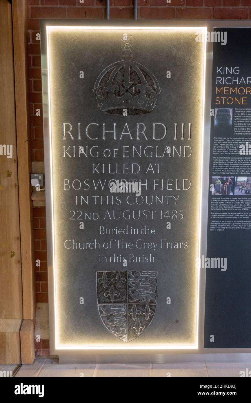 La pietra commemorativa del re Richard, precedentemente nella cattedrale di Leicester, nel centro visitatori del re Richard III, Leicester, Inghilterra. Foto Stock