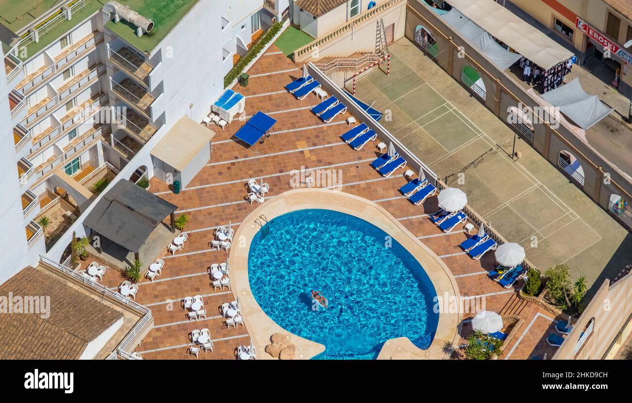 Vista aerea, piscina sul tetto dell'hotel Hotel Kilimanjaro, Mallorca, Isole Baleari, Spagna, ES, Europa, donna in piscina, hotel, strutture alberghiere, caldo Foto Stock