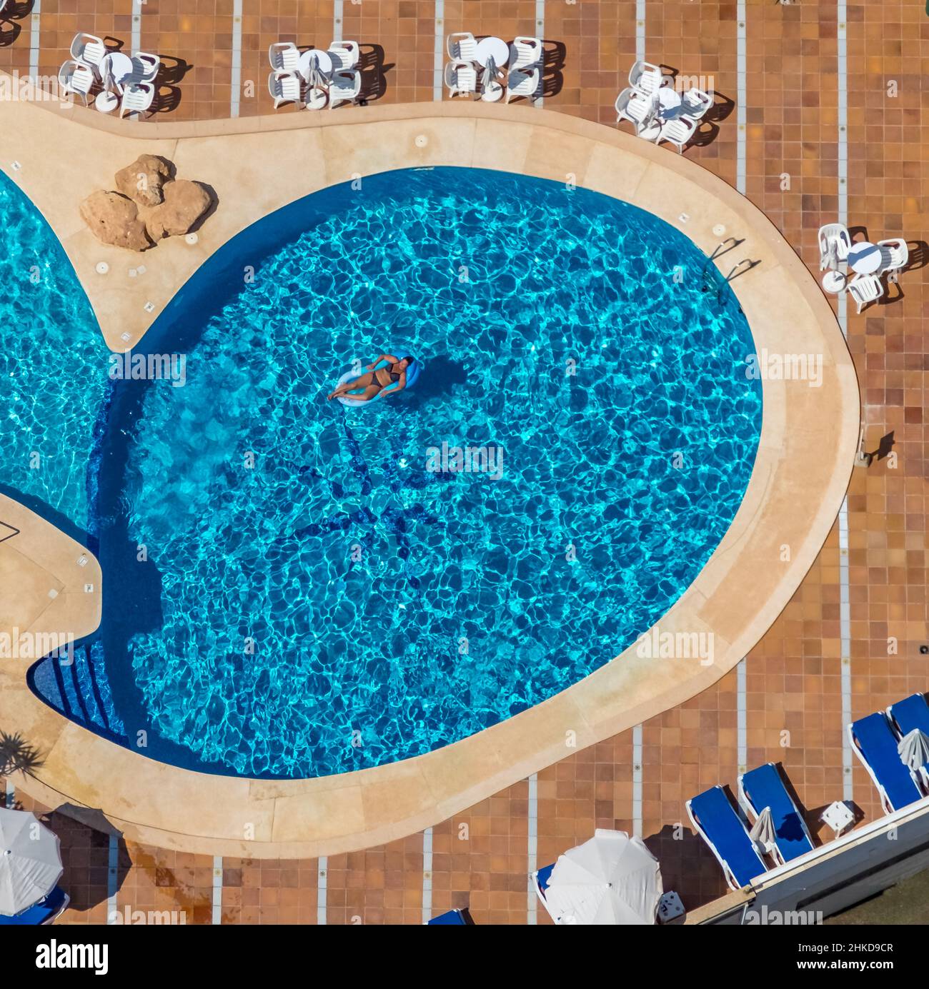 Vista aerea, piscina sul tetto dell'hotel Hotel Kilimanjaro, Mallorca, Isole Baleari, Spagna, ES, Europa, donna in piscina, hotel, strutture alberghiere, caldo Foto Stock
