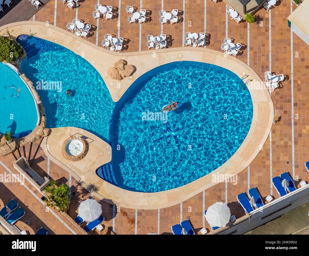 Vista aerea, piscina sul tetto dell'hotel Hotel Kilimanjaro, Mallorca, Isole Baleari, Spagna, ES, Europa, donna in piscina, hotel, strutture alberghiere, caldo Foto Stock