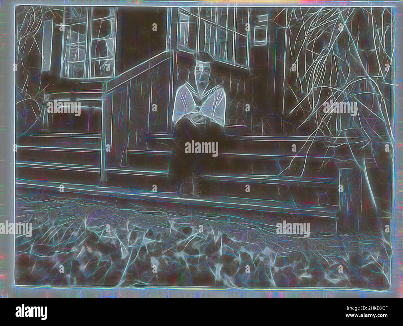 Ispirato da Ritratto di Irene con seduta su scale, Germania, 1920 - 1930, carta baryta, altezza 89 mm x larghezza 120 mm, reinventato da Artotop. L'arte classica reinventata con un tocco moderno. Design di calda e allegra luminosità e di raggi di luce. La fotografia si ispira al surrealismo e al futurismo, abbracciando l'energia dinamica della tecnologia moderna, del movimento, della velocità e rivoluzionando la cultura Foto Stock