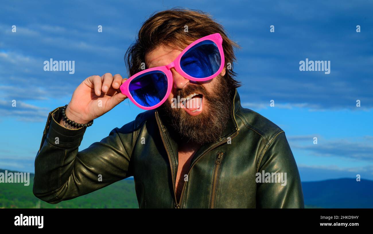 Uomo bearded in grandi vetri all'aperto. Hipster con barba e baffi in divertenti occhiali grandi Foto Stock
