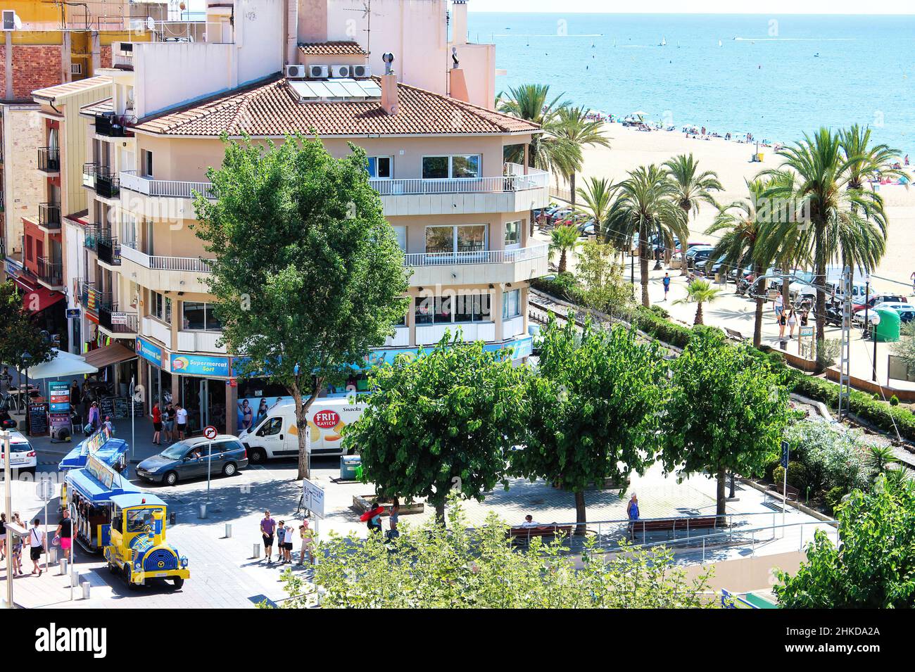 Il centro urbano della bellissima città turistica di Calella, situata sulla Costa Brava, in provincia di Barcellona Foto Stock