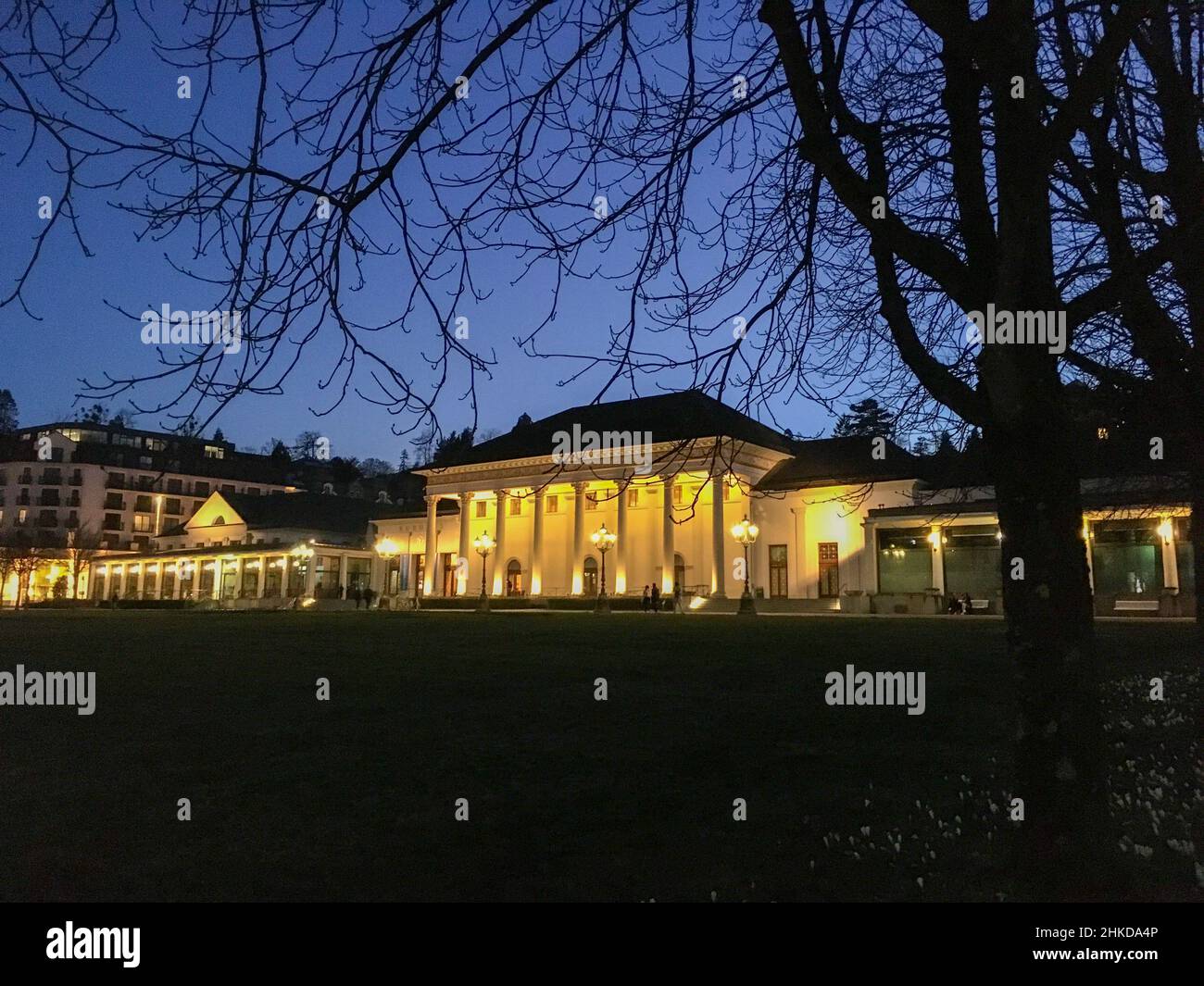 Historiisches Kurhaus mit berühmten Gaslaternen von Baden-Baden bei Nacht Foto Stock