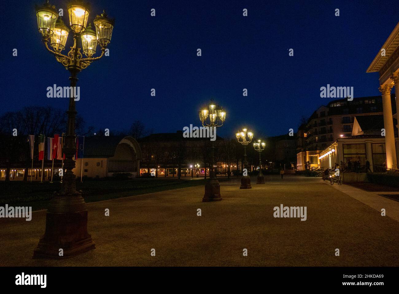 Historiisches Kurhaus mit berühmten Gaslaternen von Baden-Baden bei Nacht Foto Stock