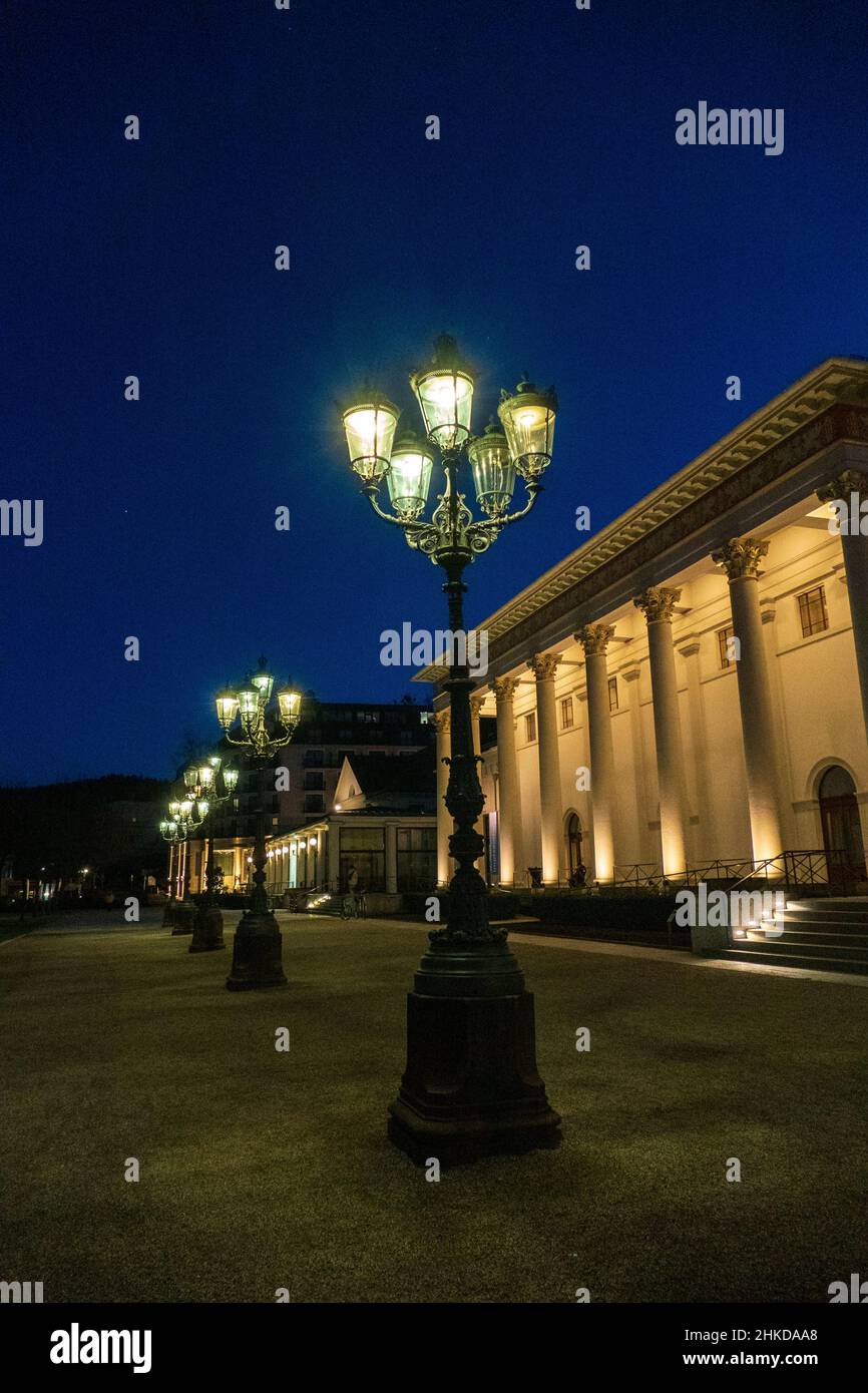 Historiisches Kurhaus mit berühmten Gaslaternen von Baden-Baden bei Nacht Foto Stock