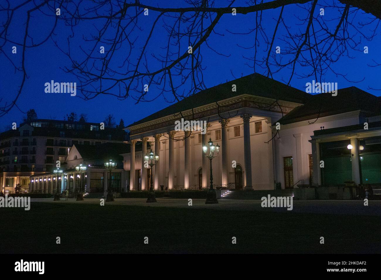 Historiisches Kurhaus mit berühmten Gaslaternen von Baden-Baden bei Nacht Foto Stock