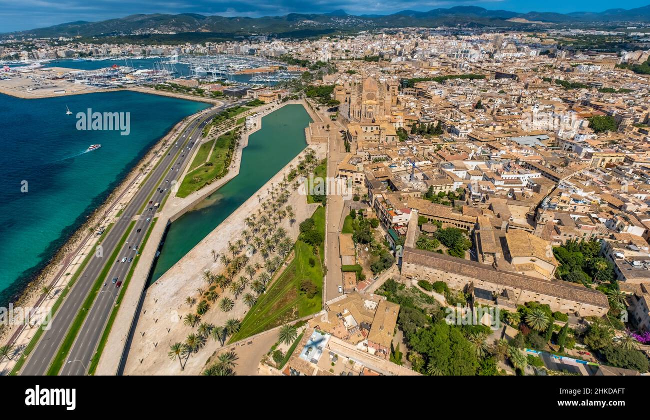 Veduta aerea, Santa Iglesia Catedral de Mallorca Chiesa, Palma Cattedrale, Parc de la Mar, Puerto de Palma, Porto di Palma in background, Palma, Mall Foto Stock