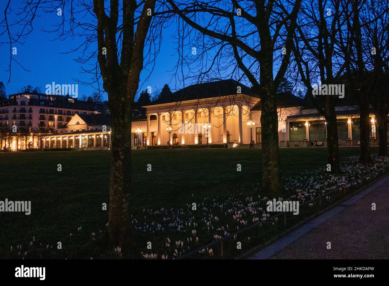 Historiisches Kurhaus mit berühmten Gaslaternen von Baden-Baden bei Nacht Foto Stock