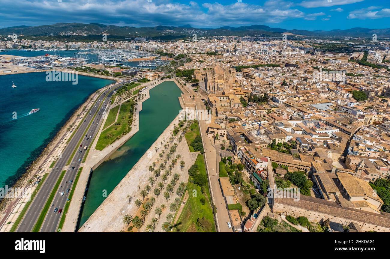 Veduta aerea, Santa Iglesia Catedral de Mallorca Chiesa, Palma Cattedrale, Parc de la Mar, Puerto de Palma, Porto di Palma in background, Palma, Mall Foto Stock