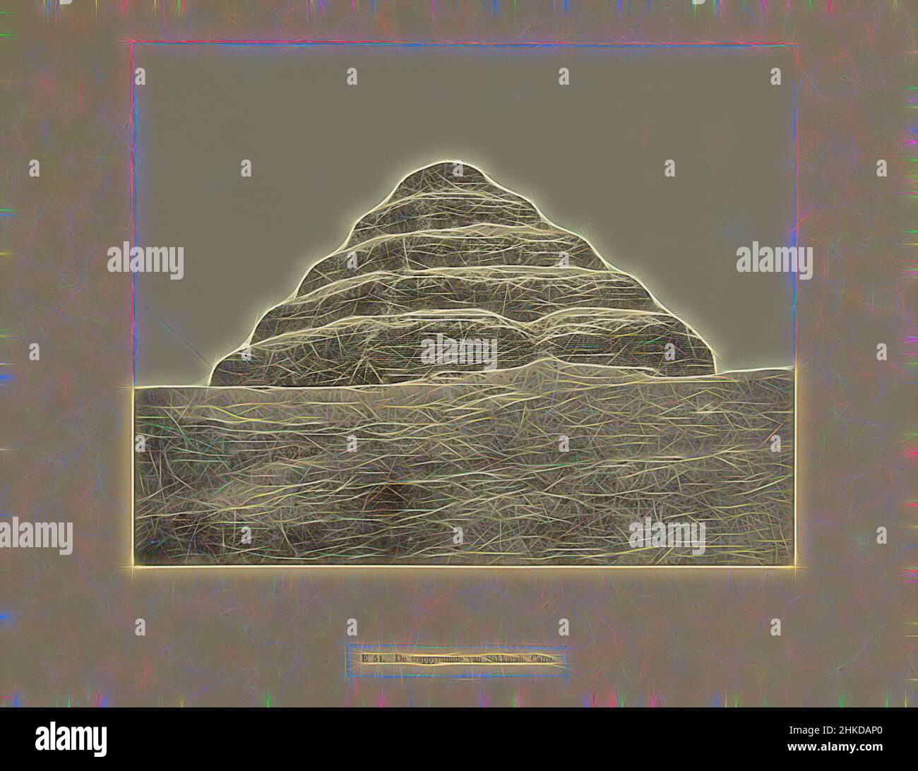 Ispirato dalla piramide a gradini di Sakkarah, e 54. La piramide a gradini di Sakkarah, Egitto, la fotografia fa parte della serie di fotografie dall'Egitto raccolte da Richard Polak., Egypte, c. 1888 - c. 1898, carta, stampa albume, altezza 202 mm x larghezza 267 mm altezza 467 mm x larghezza 557 mm, reinventata da Artotop. L'arte classica reinventata con un tocco moderno. Design di calda e allegra luminosità e di raggi di luce. La fotografia si ispira al surrealismo e al futurismo, abbracciando l'energia dinamica della tecnologia moderna, del movimento, della velocità e rivoluzionando la cultura Foto Stock