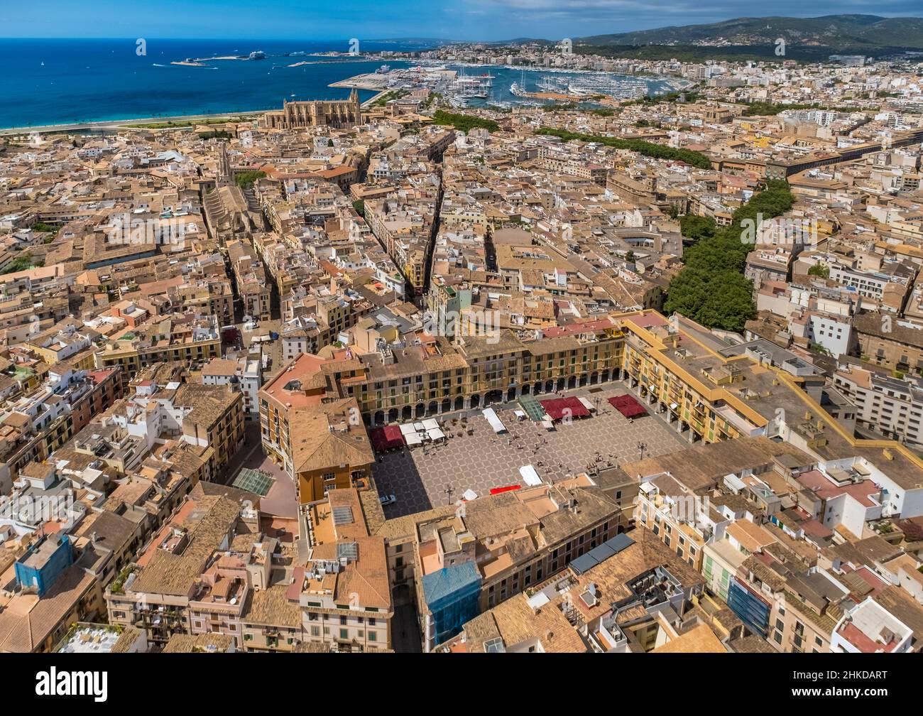 Vista aerea, Plaza Major, piazza storica con caffè, porto di Palma e Cattedrale di Palma, Palma, Maiorca, Isole Baleari, Spagna, luogo di culto, ou Foto Stock
