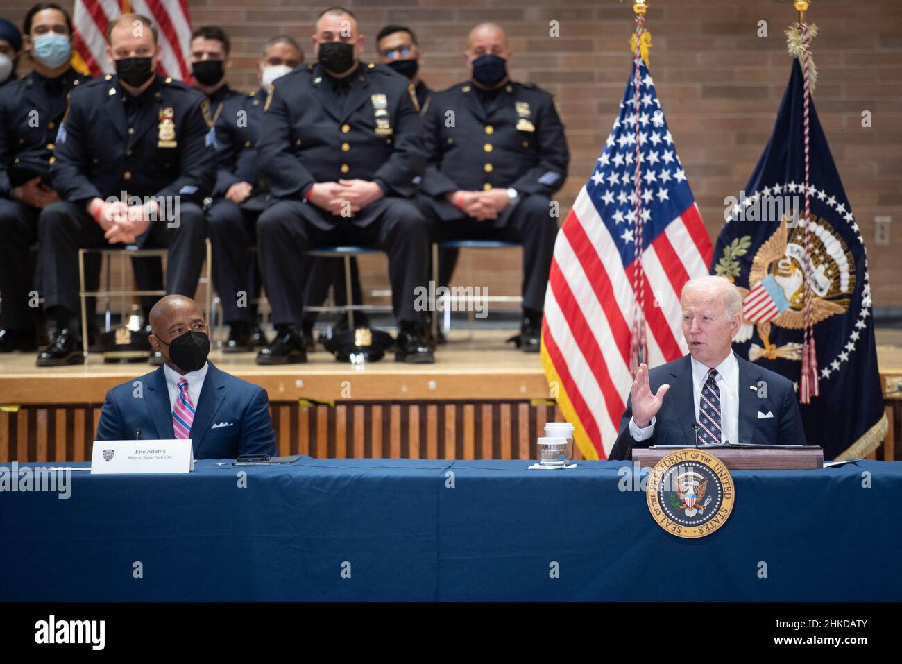 New York, Stati Uniti. 03rd Feb 2022. Il sindaco Eric Adams si unisce al presidente Joseph Biden, al commissario per la NYPD Keechant Sewell, e i funzionari locali, statali e federali della sede centrale della NYPD partecipano a una riunione della Gun violence Strategies Partnership giovedì 3 febbraio 2022. Pool Photo by Michael Appleton/Mayoral Photography Office/UPI Credit: UPI/Alamy Live News Foto Stock