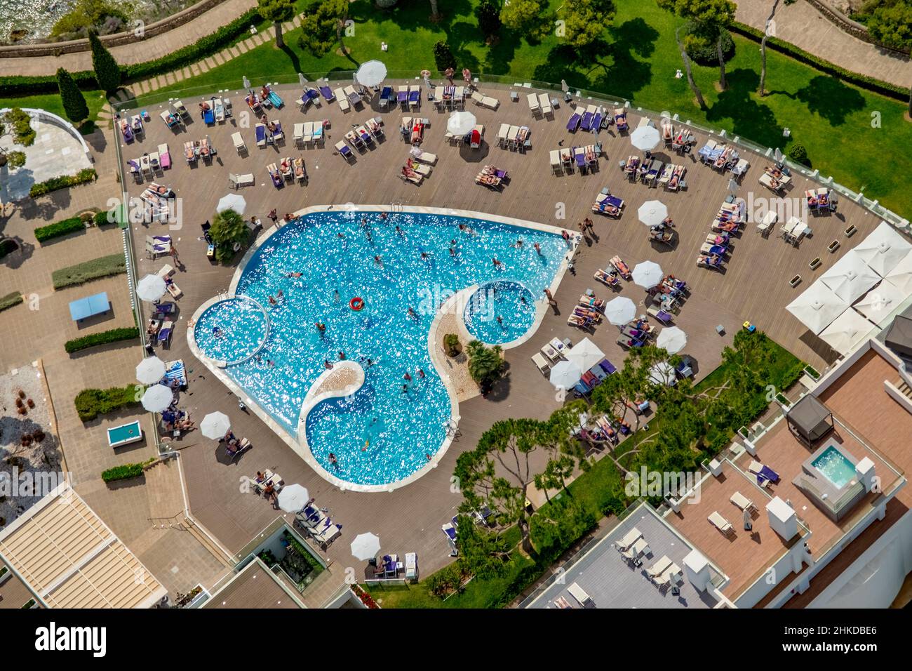 Vista aerea, piscina sul tetto Aparthotel Ponent Mar, Palmanova, Calvià, Mallorca, Isole Baleari, Spagna, bagnanti, località balneare, ES, Europ Foto Stock