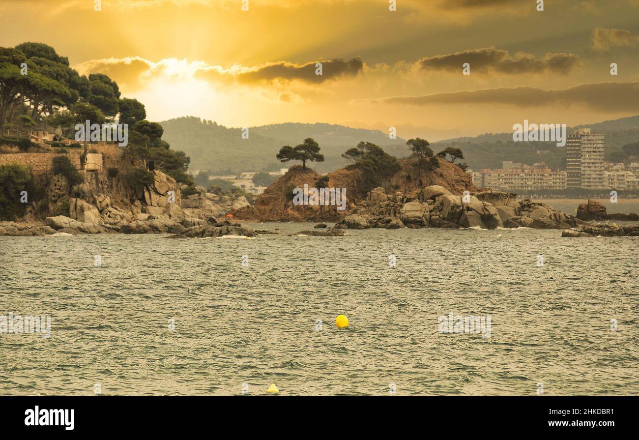 La bella città di Platja d'Aro (Girona) una delle località turistiche più popolari nel cuore della Costa Brava, Spagna Foto Stock