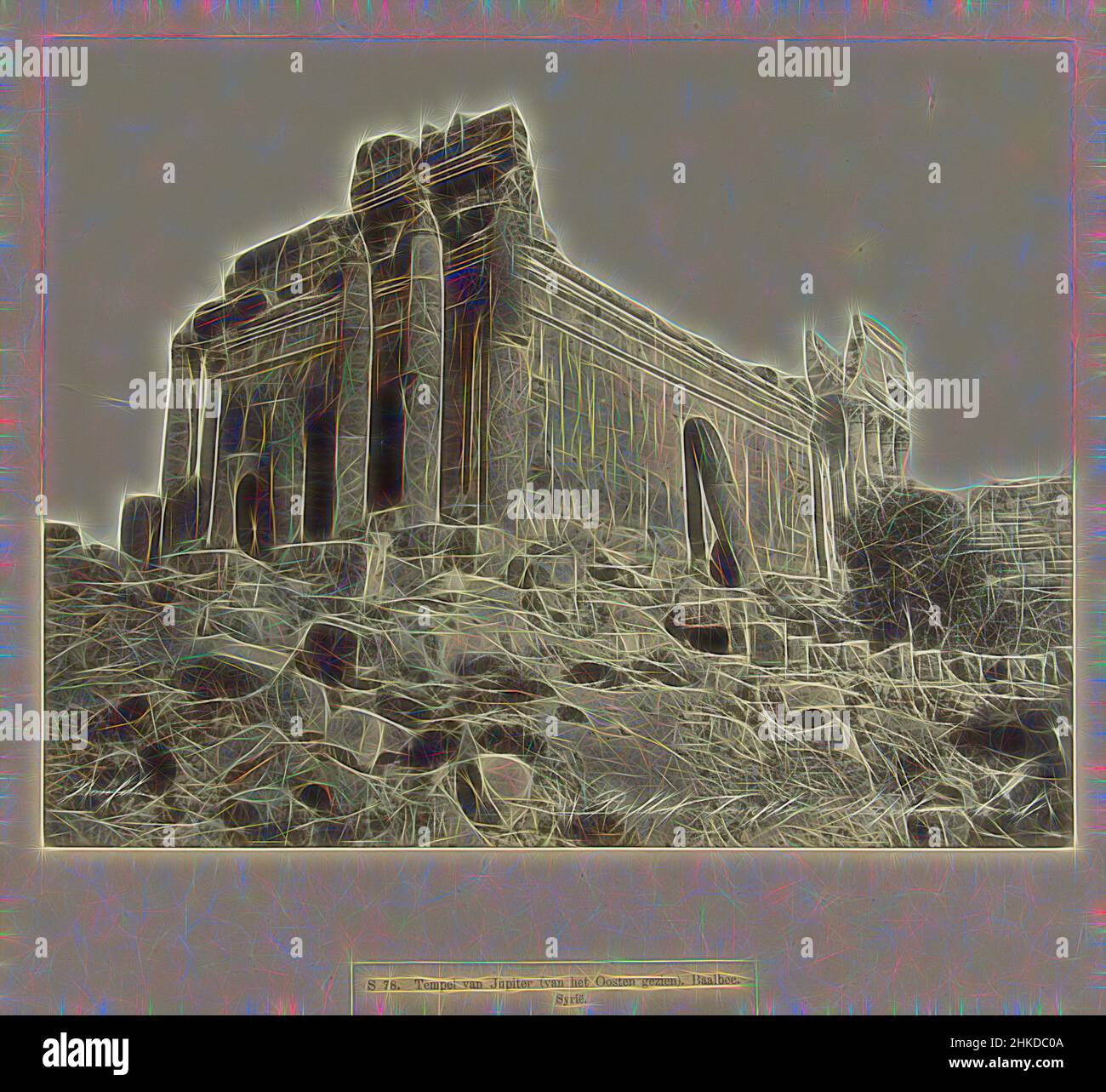 Ispirato alla S 78. Tempio di Giove (visto da est). Baalbec. Siria, Siria, Bonfils. 447. Balbek Temple de Giove cote est., la fotografia fa parte della serie di fotografie della Siria raccolte da Richard Polak., Bonfils, Libanon, c. 1867 - c. 1876, carta, stampa albume, altezza 220 mm, reinventata da Artotop. L'arte classica reinventata con un tocco moderno. Design di calda e allegra luminosità e di raggi di luce. La fotografia si ispira al surrealismo e al futurismo, abbracciando l'energia dinamica della tecnologia moderna, del movimento, della velocità e rivoluzionando la cultura Foto Stock