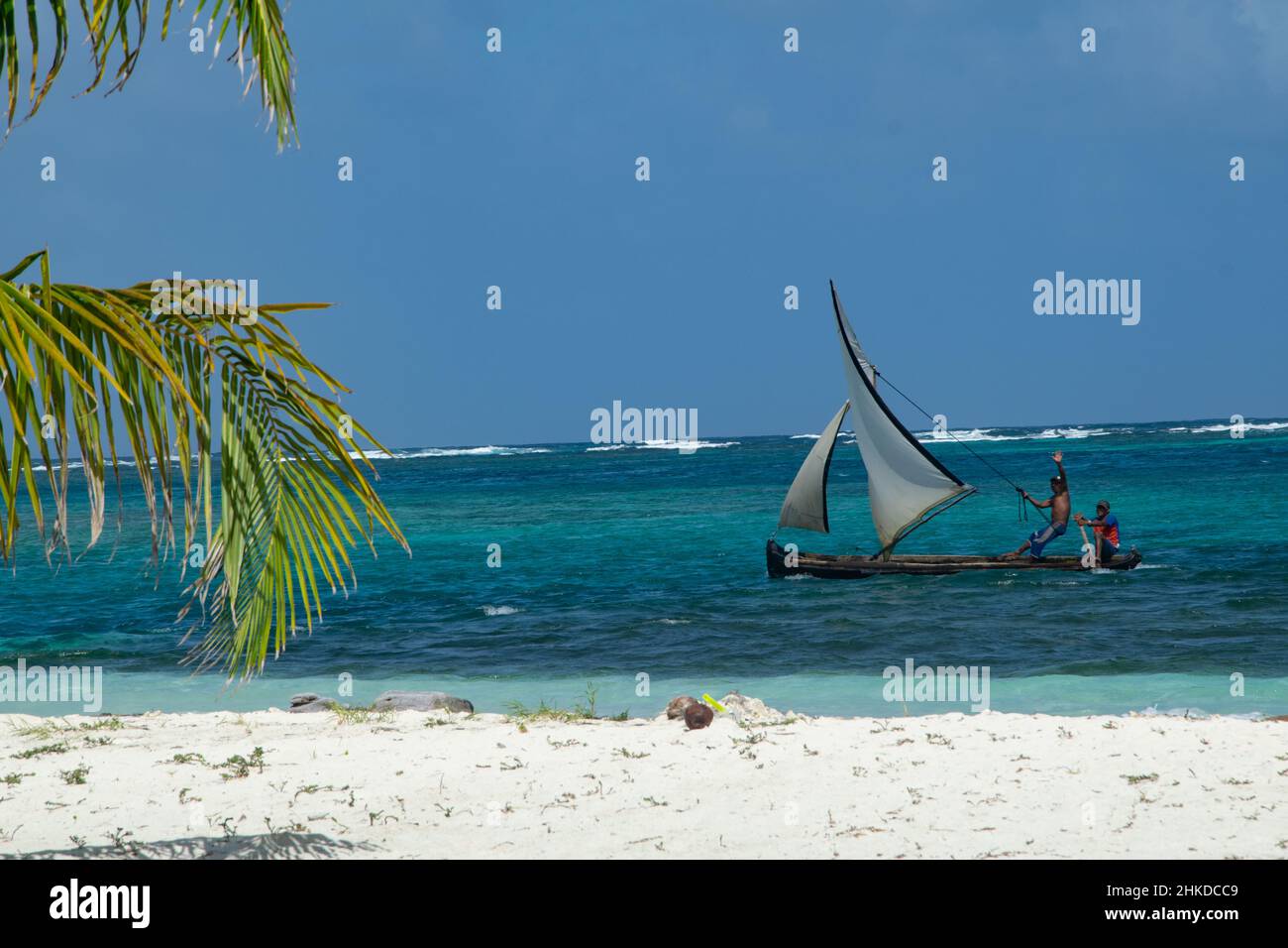 Spiaggia di palme intatta con barca a vela tradizionale all'isola di Chichime (San Blas) Foto Stock