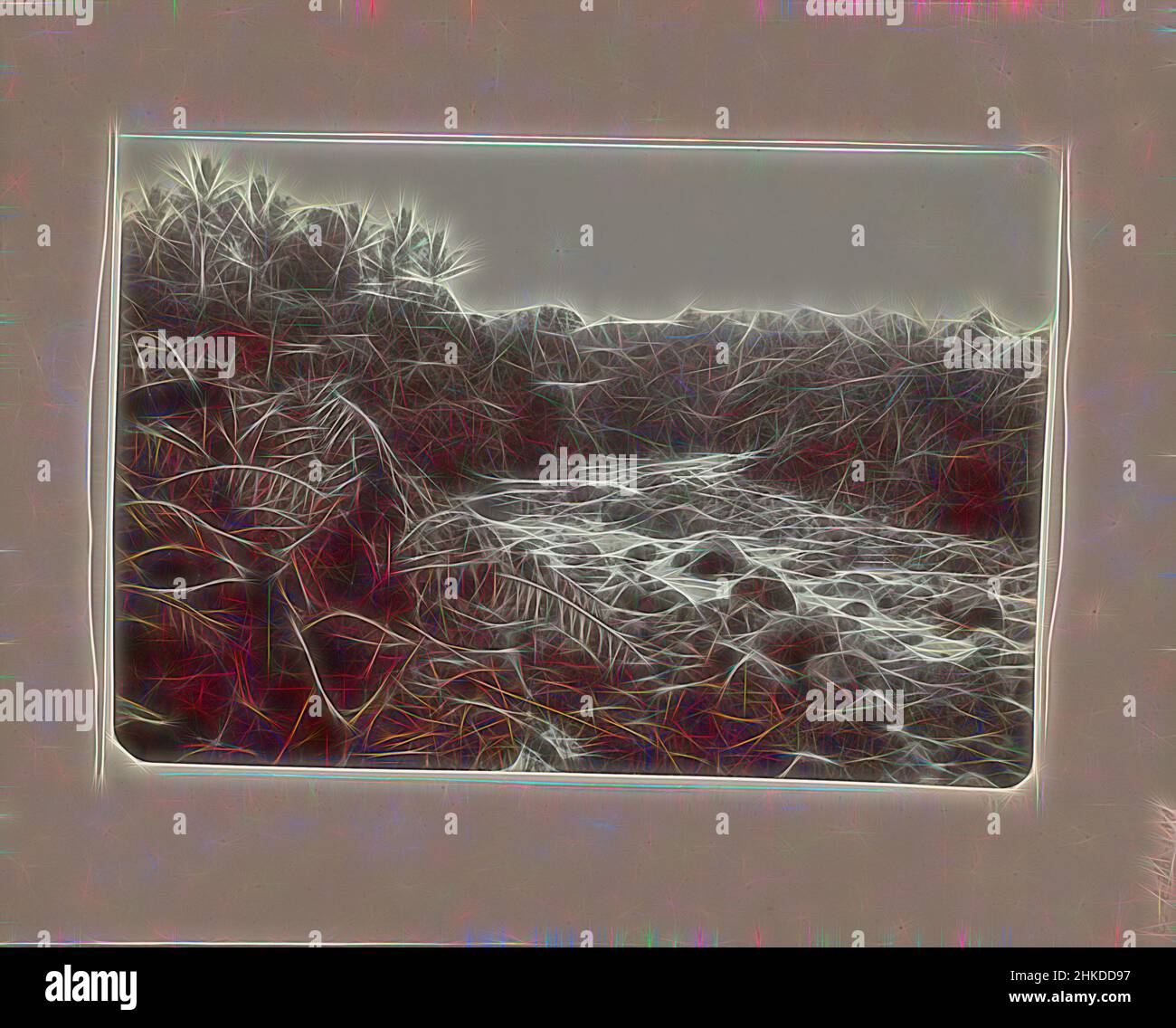 Ispirato dal paesaggio fluviale ('Indische Landschaft'), C. Dietrich, c.. 1875 - c. 1880, carta, stampa albume, altezza 164 mm x larghezza 239 mm, reinventata da Artotop. L'arte classica reinventata con un tocco moderno. Design di calda e allegra luminosità e di raggi di luce. La fotografia si ispira al surrealismo e al futurismo, abbracciando l'energia dinamica della tecnologia moderna, del movimento, della velocità e rivoluzionando la cultura Foto Stock
