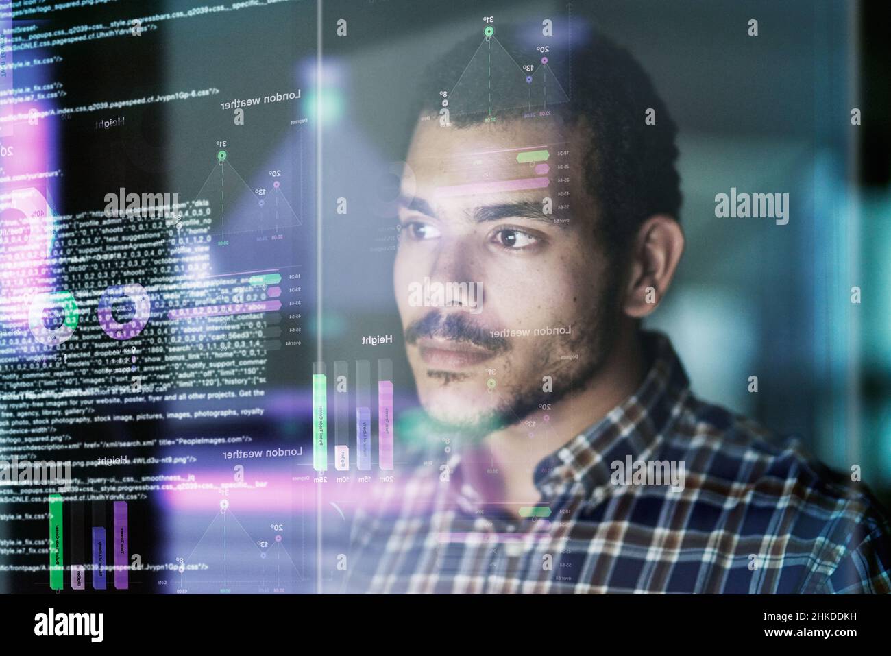 Testare il suo codice. Scatto ritagliato di un giovane programmatore di computer che guarda attraverso i dati. Foto Stock