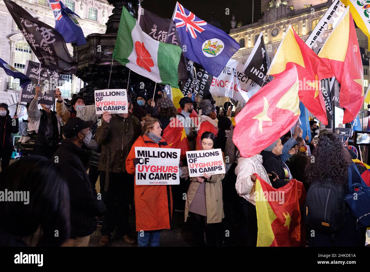 Londra, Regno Unito. 3rd Febbraio, 2022. Cerimonia di apertura olimpica alternativa da parte di tibetani, uiguri, hongkongs e Tigrayans per protestare contro il Partito comunista cinese (CCP) e chiedere un boicottaggio dei Giochi olimpici di Pechino a Piccadilly Circus. Credit: Dan Pearson Credit: Joao Daniel Pereira/Alamy Live News Foto Stock