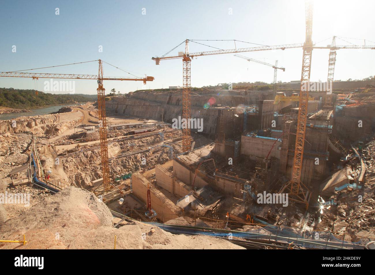 Centrale idroelettrica della UHE Teles Pires nella foresta amazzonica brasiliana. Foto Stock