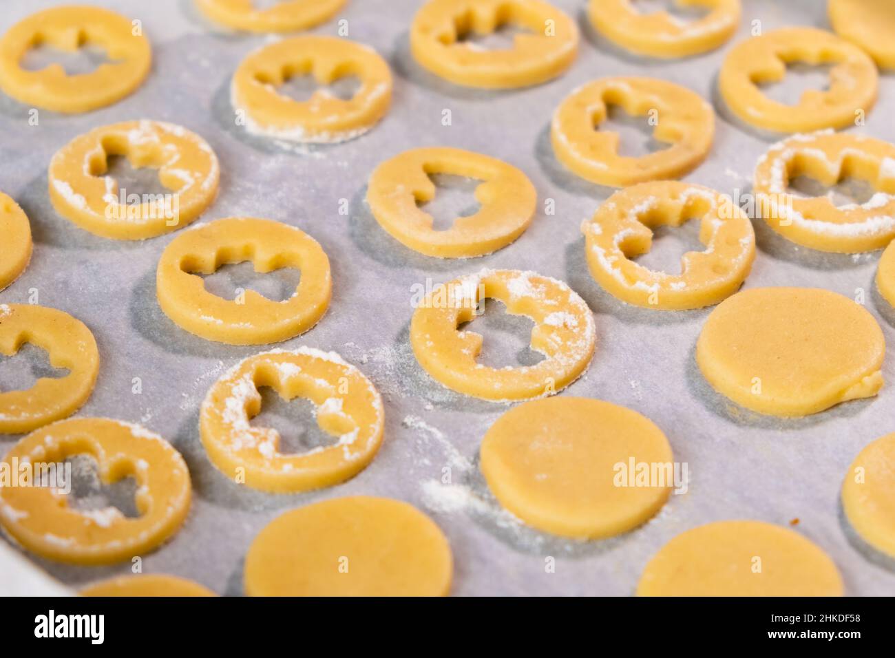 Biscotti di zucchero a forma di angeli sulla carta da forno pronta per la cottura per San Valentino. Biscotti fatti in casa Foto Stock