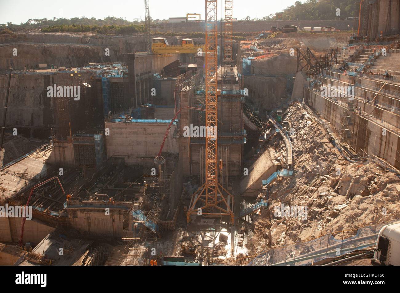 Ampia vista della centrale idroelettrica della UHE Teles Pires nella foresta amazzonica brasiliana. Foto Stock
