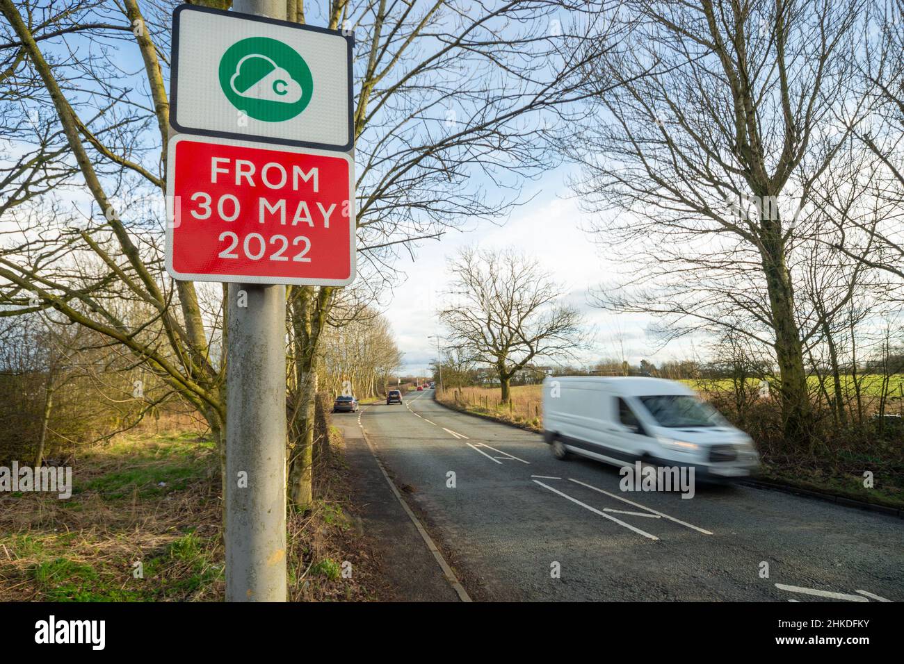 Greater Manchester Clean Air zone segno vicino ad una strada come un furgone guida vicino, Inghilterra, Regno Unito Foto Stock