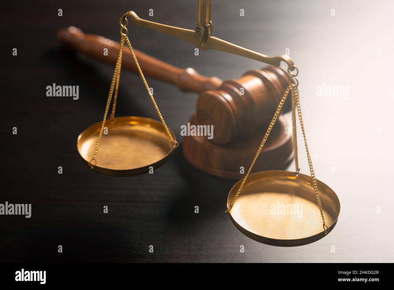 Gavel del giudice e scala di peso. Diritto e sistema giudiziario. Foto Stock
