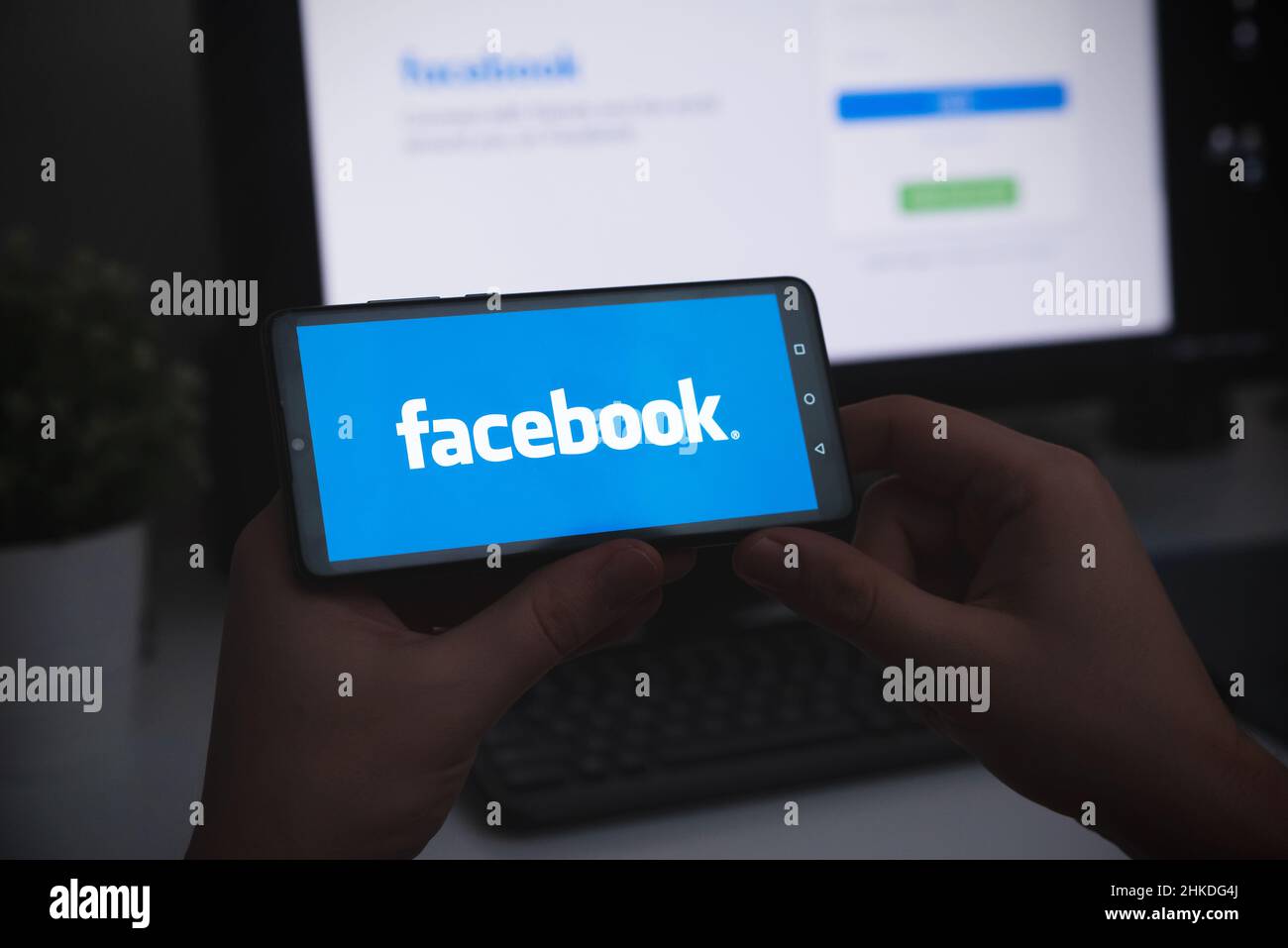 Wroclaw, Polonia - 27 GENNAIO 2022: L'uomo che usa l'applicazione Facebook su smartphone Huawei P30. Facebook è il servizio di social media più diffuso. Foto Stock