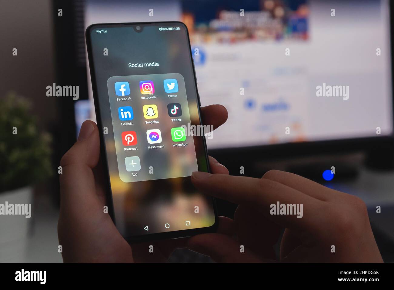 Wroclaw, Polonia - 27 GENNAIO 2022: App di social media installate sul dispositivo Huawei. Uomo che naviga nelle applicazioni dei social media. Foto Stock