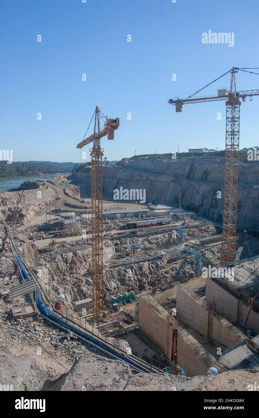 Centrale idroelettrica della UHE Teles Pires nella foresta amazzonica brasiliana. Foto Stock