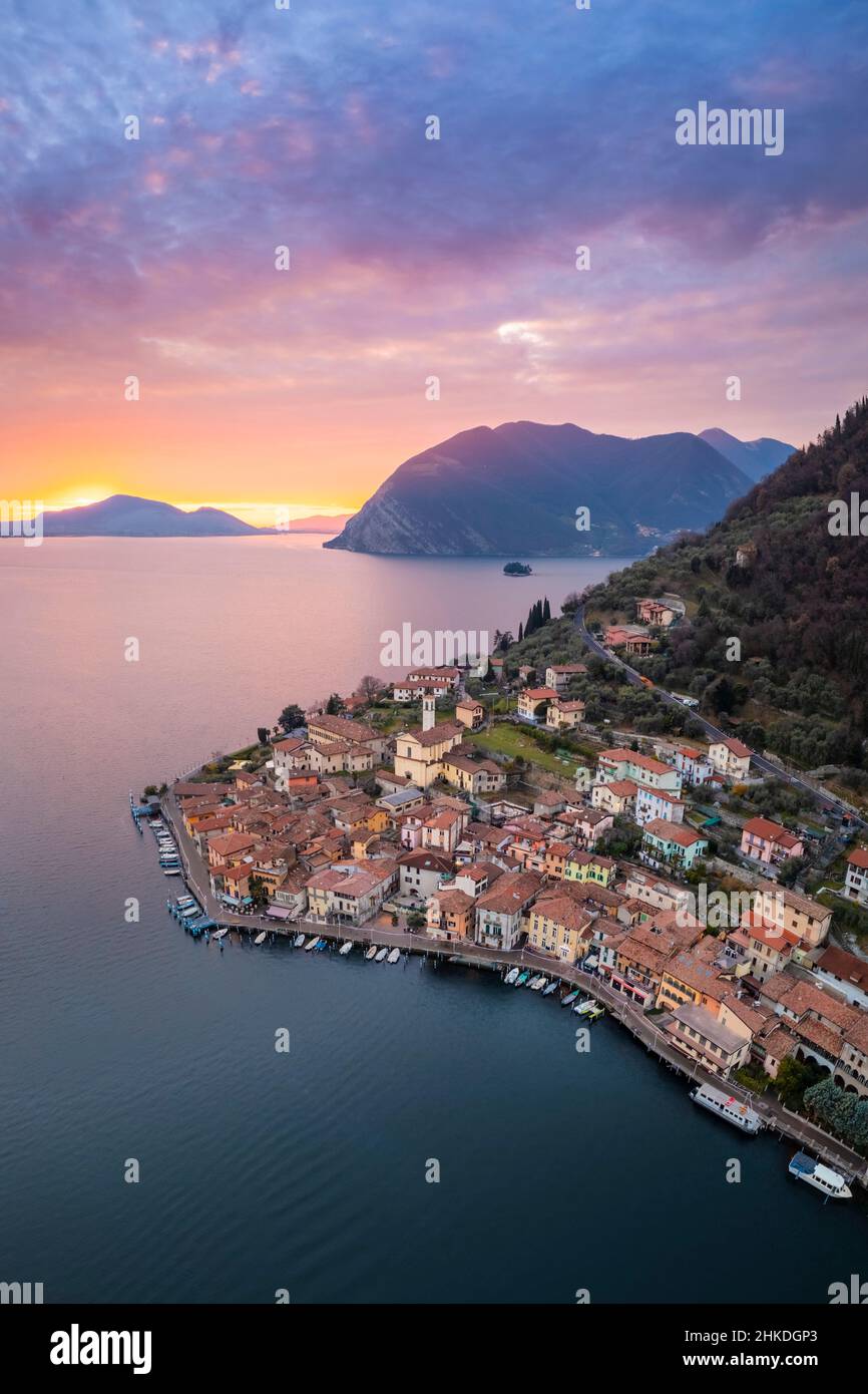 Veduta aerea del Monte Isola e del borgo di Peschiera Maraglio al tramonto sul lago d'Iseo. Peschiera Maraglio, Montisolana, provincia di Brescia, quartiere Lombardia, Foto Stock