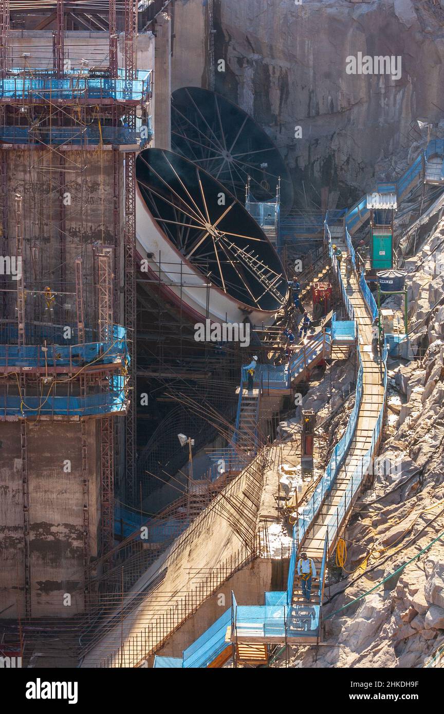 Dettaglio del sito di costruzione della UHE Teles Pires che mostra le parti delle turbine prima del montaggio. Foto Stock