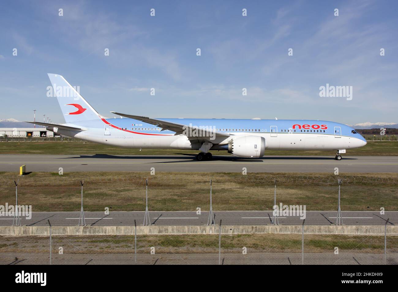 Milano, Italia. 7th Nov 2021. A Neos Boeing 787-9 dreamliner tassare all'aeroporto di Milano Malpensa. (Credit Image: © Fabrizio Gandolfo/SOPA Images via ZUMA Press Wire) Foto Stock