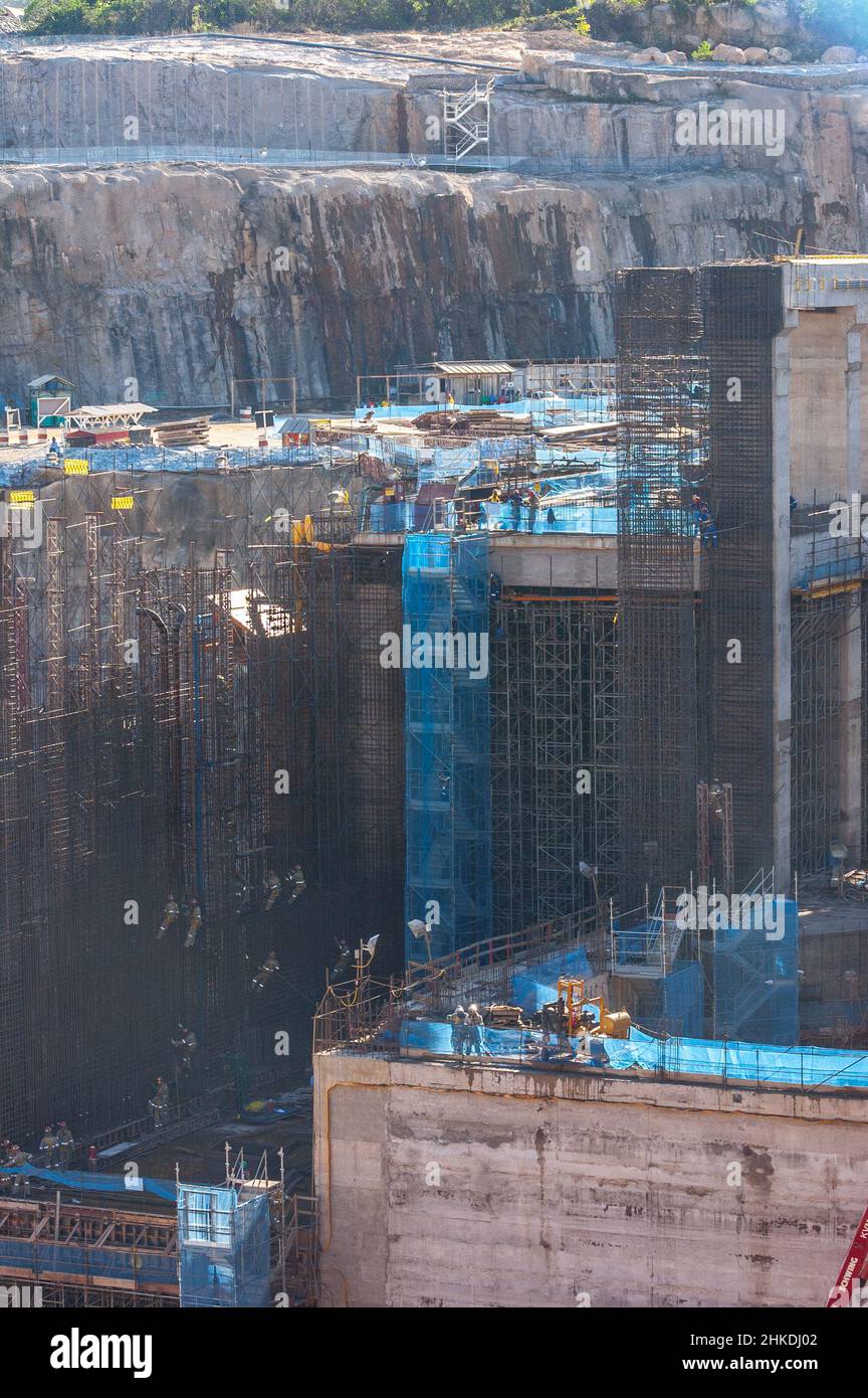 Dettagli della costruzione di una centrale idroelettrica vicino alla città di alta Floresta in Brasile. Foto Stock