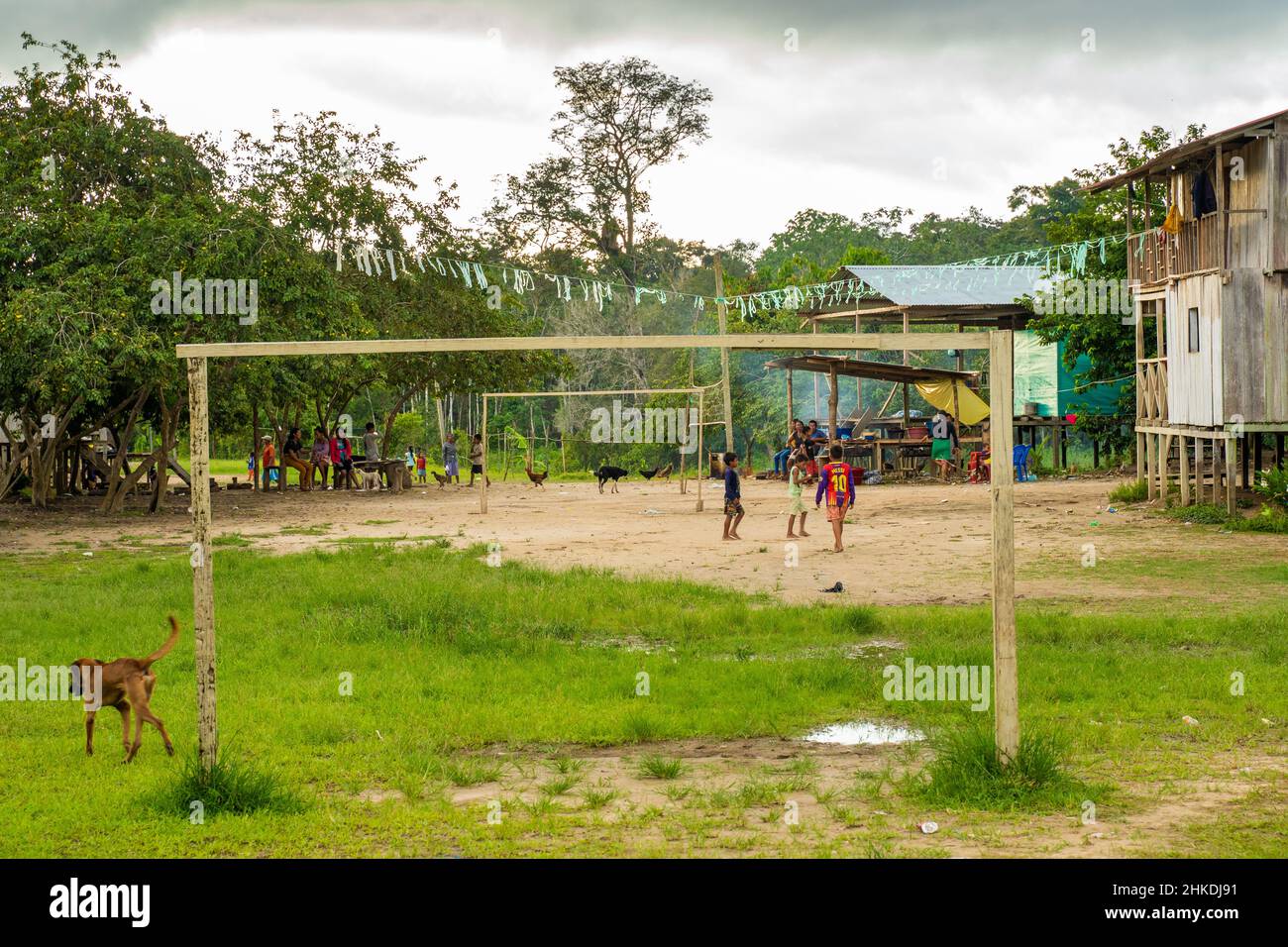 Nella comunità indigena di Gamboa, Amazonia, Perù, 1 gennaio 2022. Partita di calcio Foto Stock