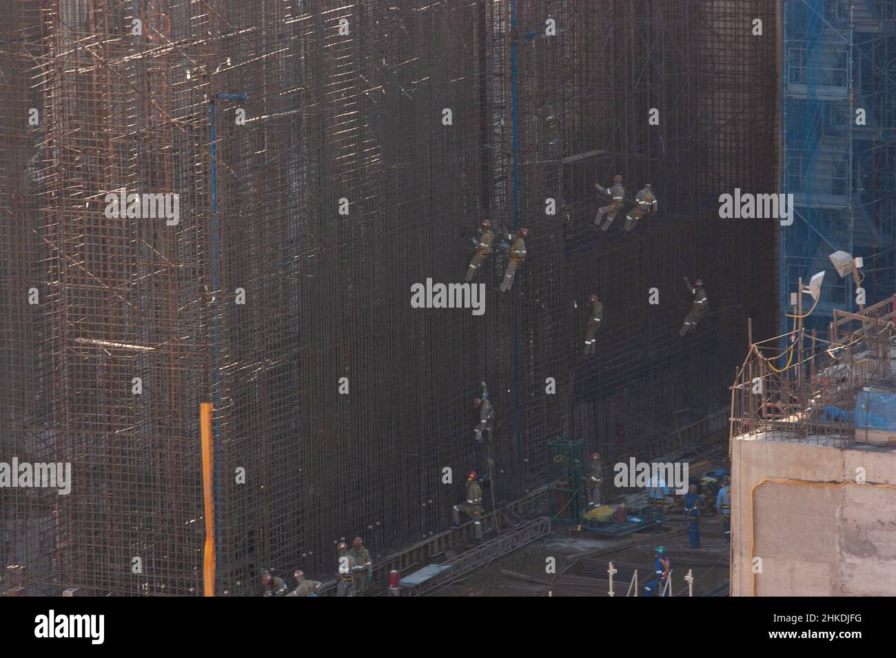 Lavoratori nel cantiere della UHE Teles Pires nella Foresta Amazzonica. Foto Stock