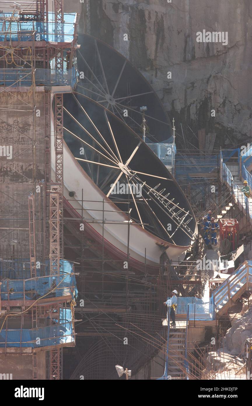 Cantiere della UHE Teles Pires nel fiume Teles Pires che espone una parte di una delle turbine. Foto Stock