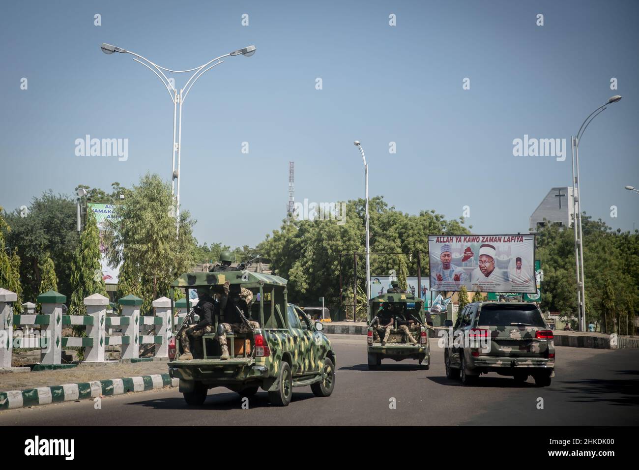 Maiduguri, Nigeria. 29th Nov 2021. Le auto militari hanno visto pattugliare le strade nello Stato di Borno la capitale Maiduguri.il gruppo militante islamico Boko Haram, e più recentemente una fazione chiamata ISWAP, stanno combattendo una rivolta nel nord-est della Nigeria per più di un decennio. (Foto di Sally Hayden/SOPA Images/Sipa USA) Credit: Sipa USA/Alamy Live News Foto Stock