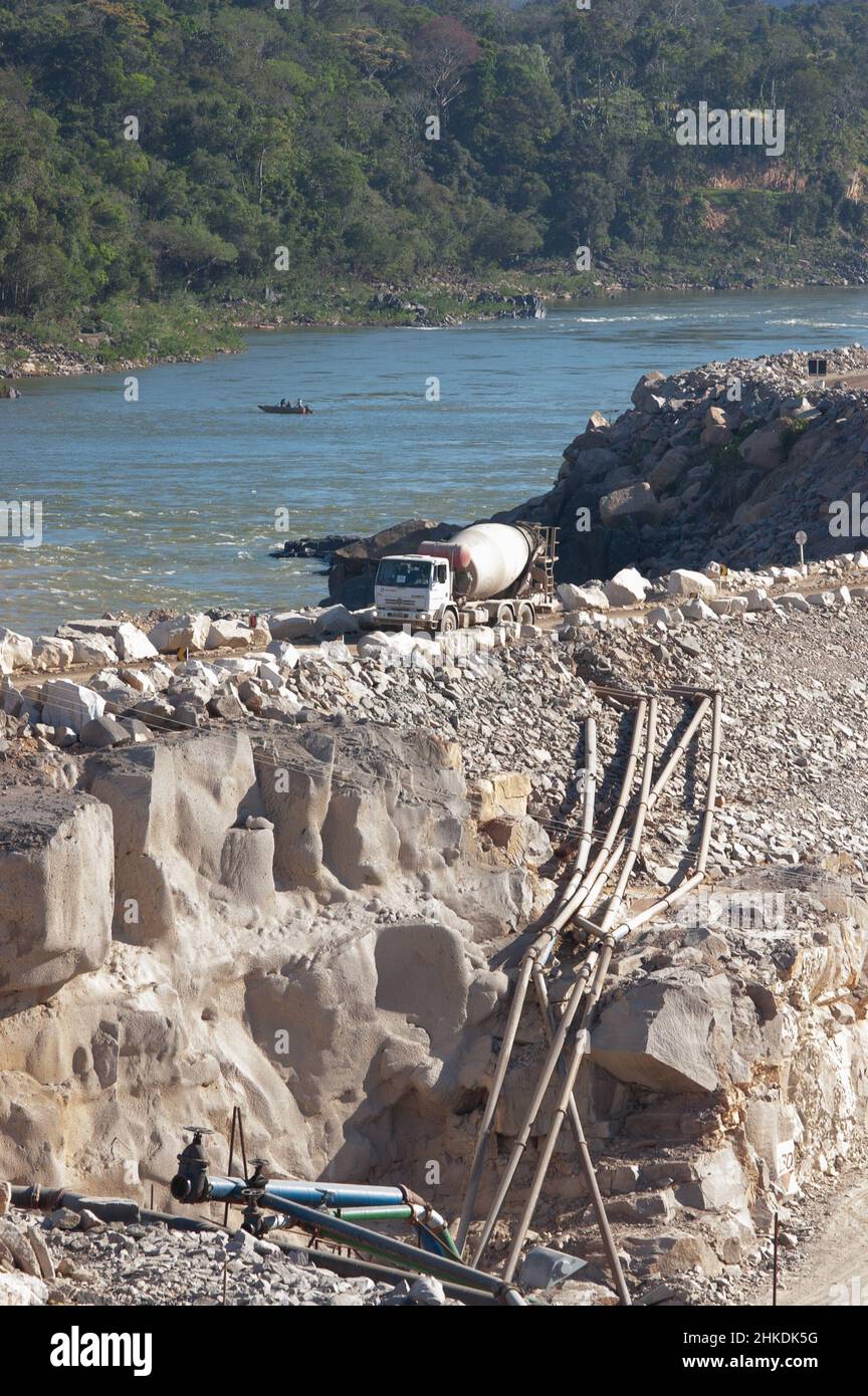 Camion che attraversa una strada nel cantiere della UHE Teles Pires in Brasile. Foto Stock