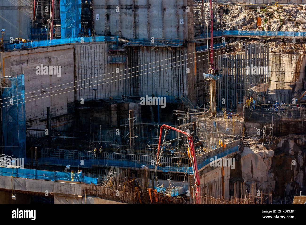 Dettaglio di un sito di costruzione di diga idroelettrica nella foresta amazzonica. Foto Stock