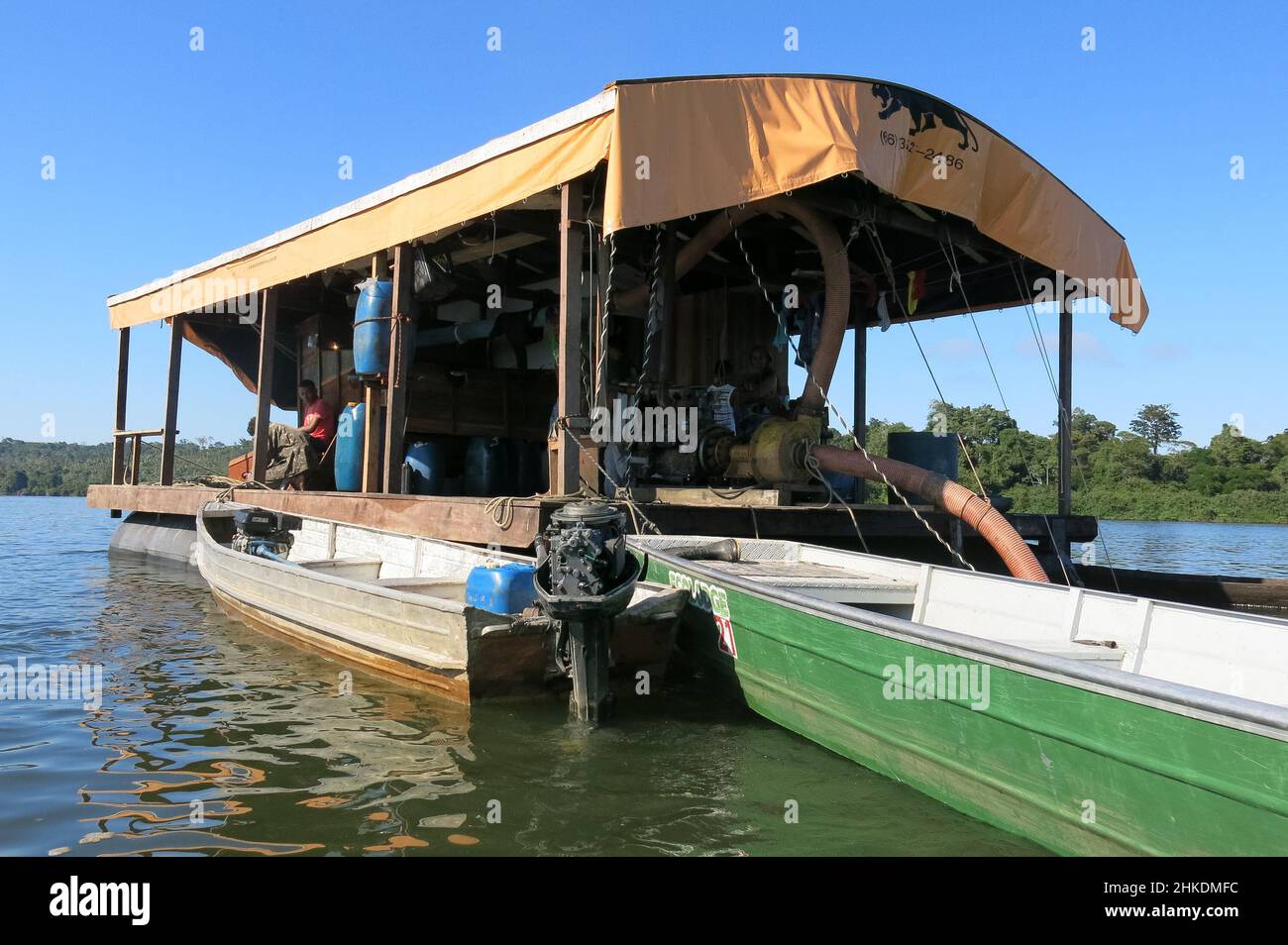 Imbarcazione mineraria illegale in un fiume nella foresta amazzonica brasiliana in Brazi. Foto Stock