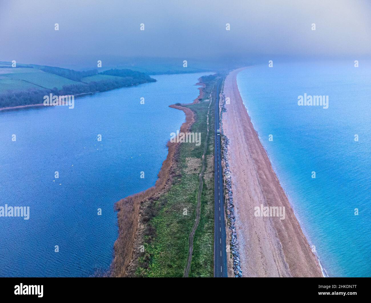 Slapton Sands, una sottile striscia di terra e spiaggia di ghiaia che separa il lago d'acqua dolce di Slapton Ley da Start Bay, Devon, Regno Unito Foto Stock