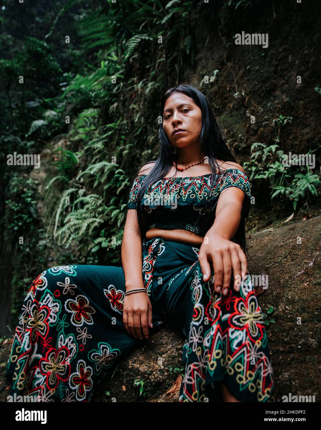 Persona indigena di Sapara nella foresta pluviale amazzonica Foto Stock