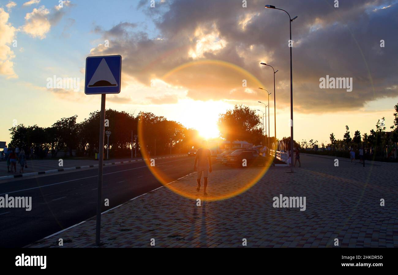 Bellissimo paesaggio con effetto alone di sole in Russia a Gelendzhik Foto Stock