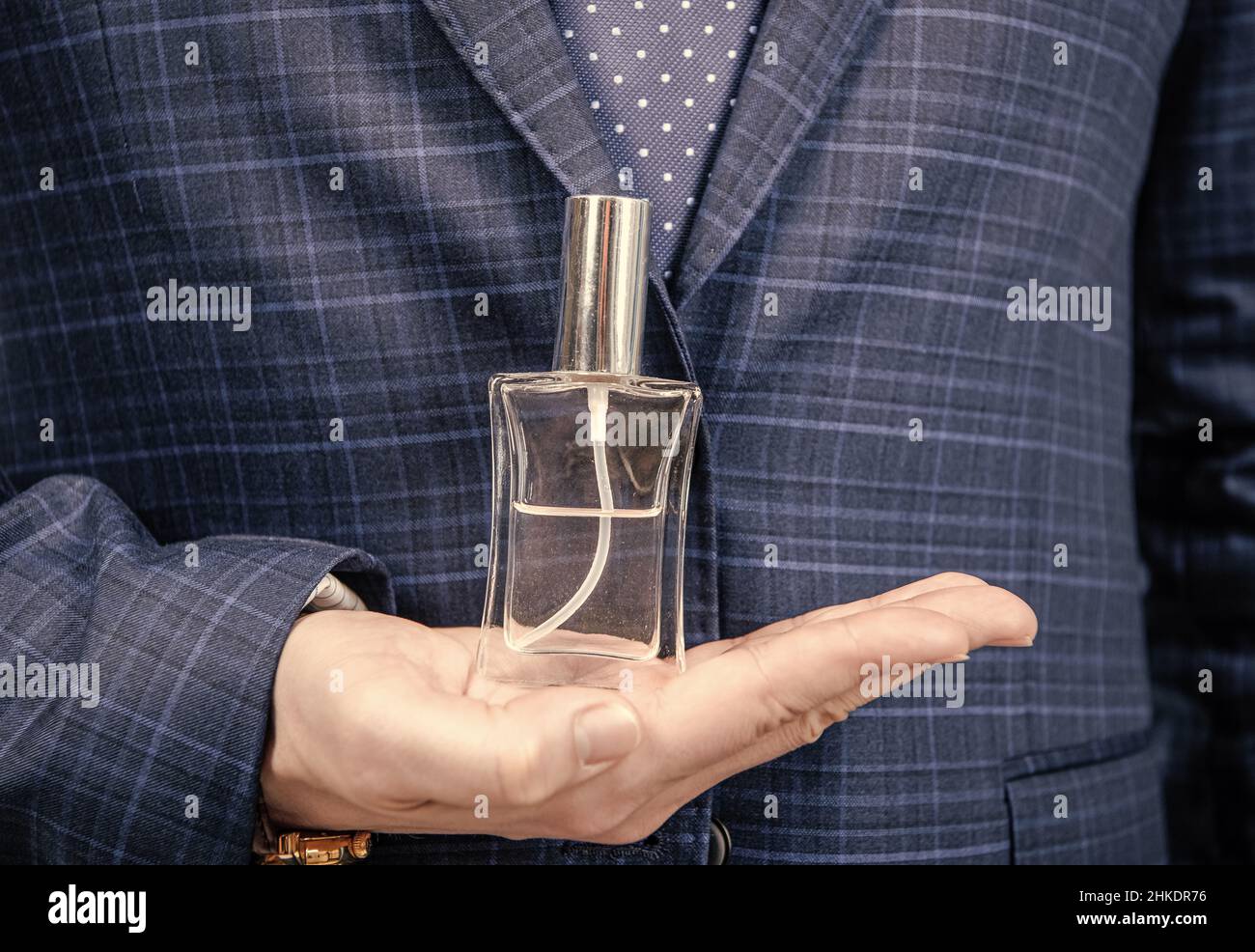 Fragranza fresca per l'uso quotidiano. Flacone di profumo sulla mano maschile. Spray profumato. Eau de toilette Foto Stock