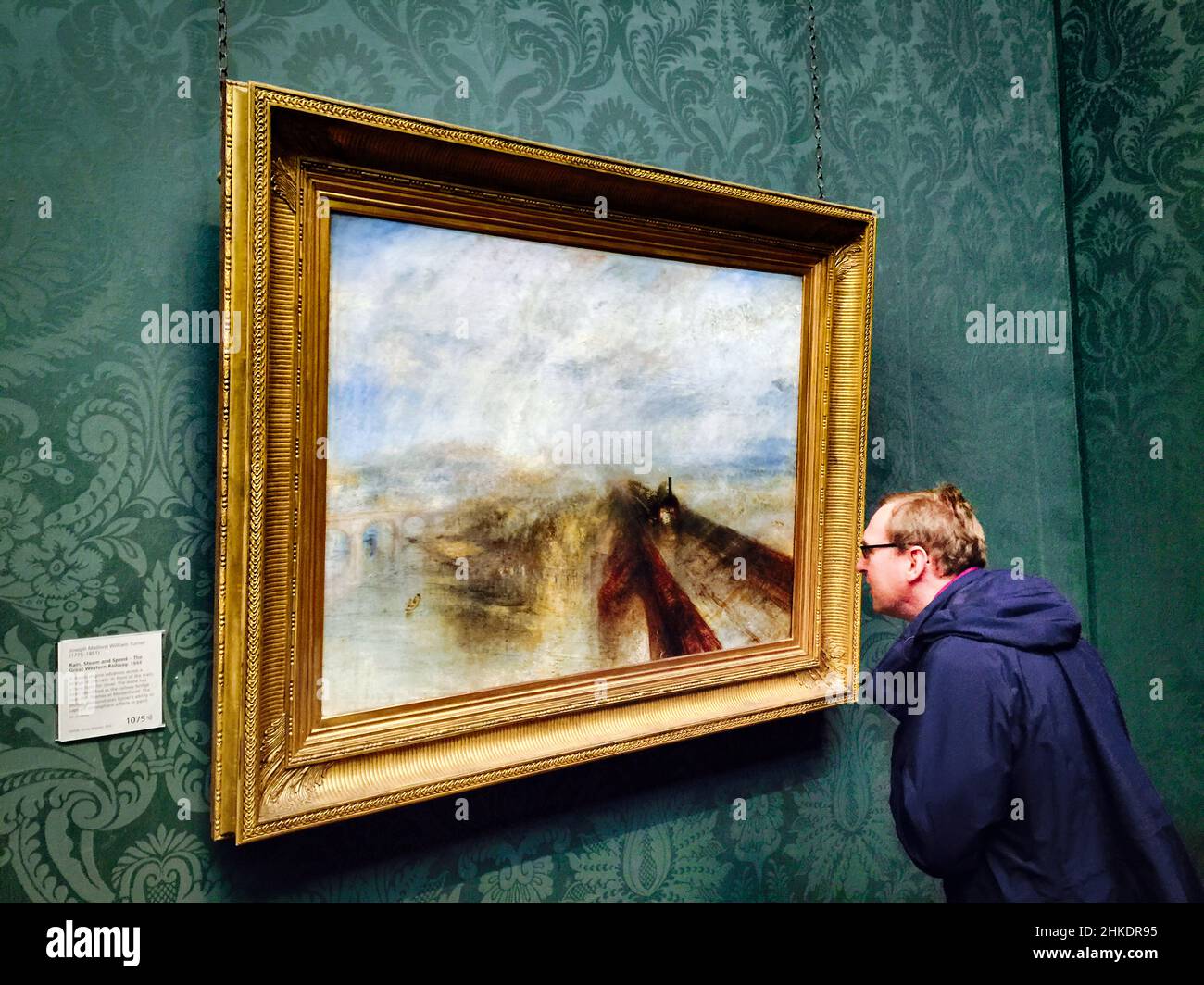 Visitatore che guarda il .M.W. I capolavori di Turner nella National Gallery di Londra: Pioggia, vapore e velocità la Great Western Railway, 1844 Foto Stock